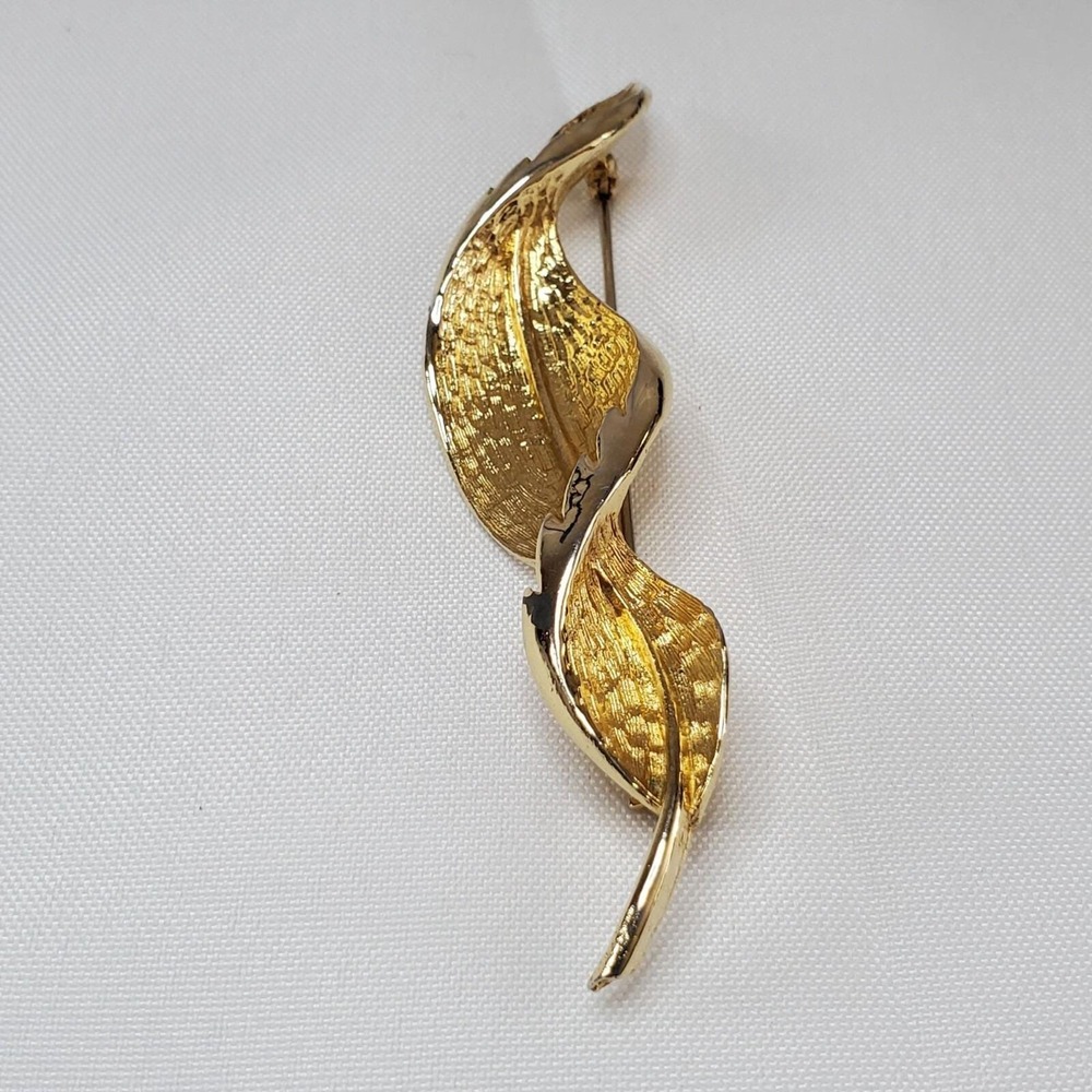 Vintage Coro Brushed Gold-Tone Leaf Brooch & Clip-On Earrings Jewelry Set - Picture 6 of 14